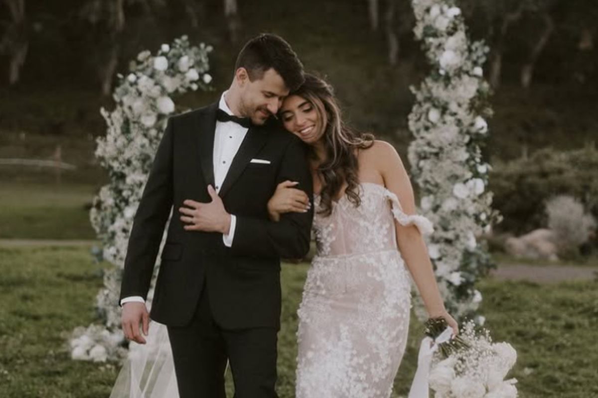 Foto colorida de um casal - Metrópoles