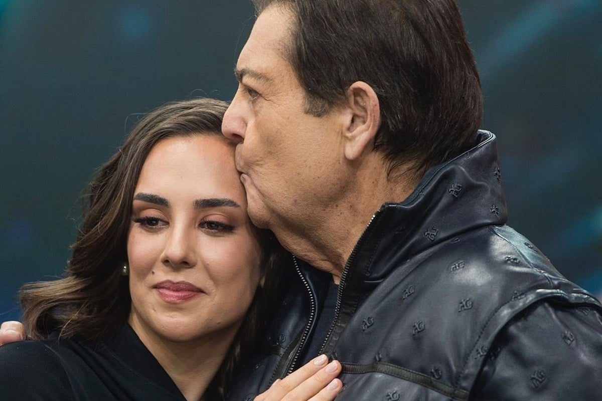 De cadeira de rodas, Faustão leva a filha ao altar. Veja momento