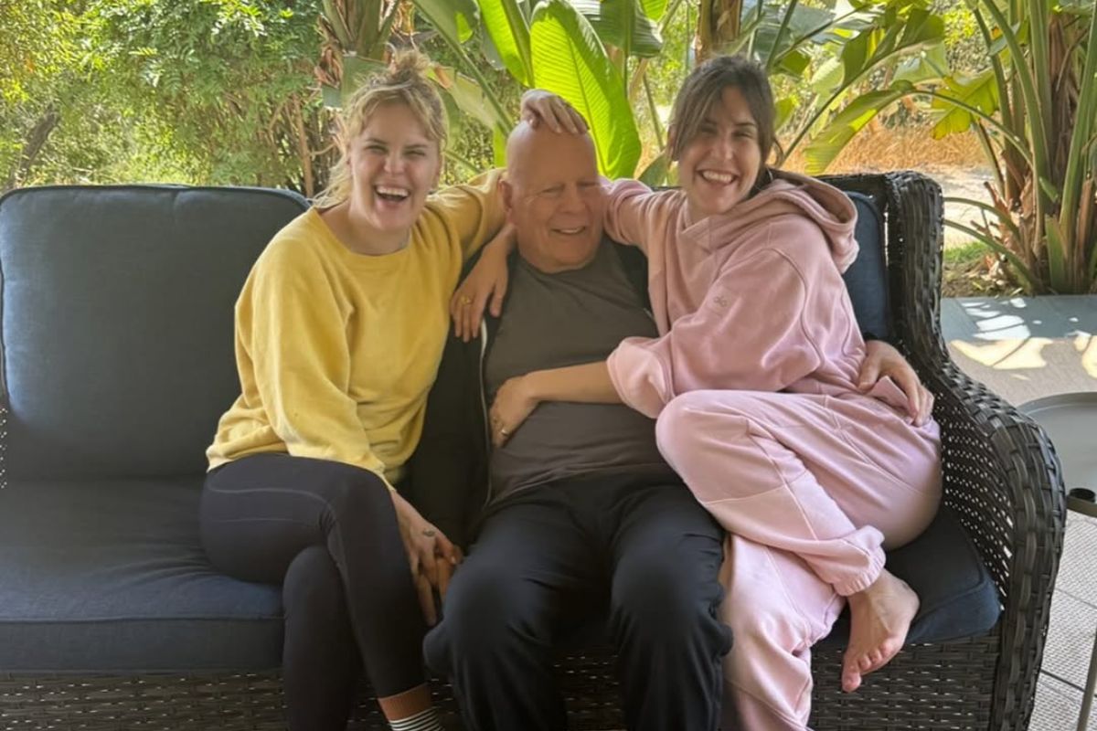 Foto colorida de Bruce Willis com as filhas - Metrópoles