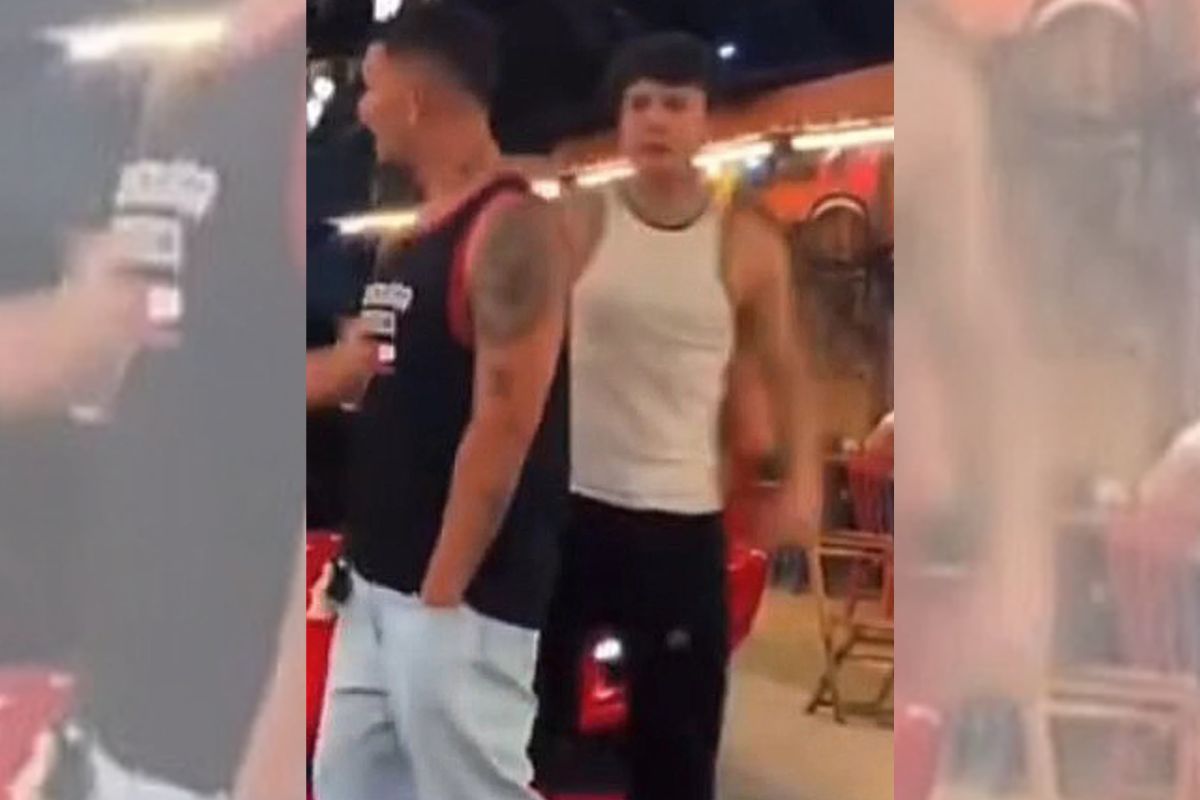 Foto colorida de Carlinhos Maia e um homem ao lado - Metrópoles