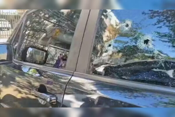 Imagem colorida, carro preto alvejado