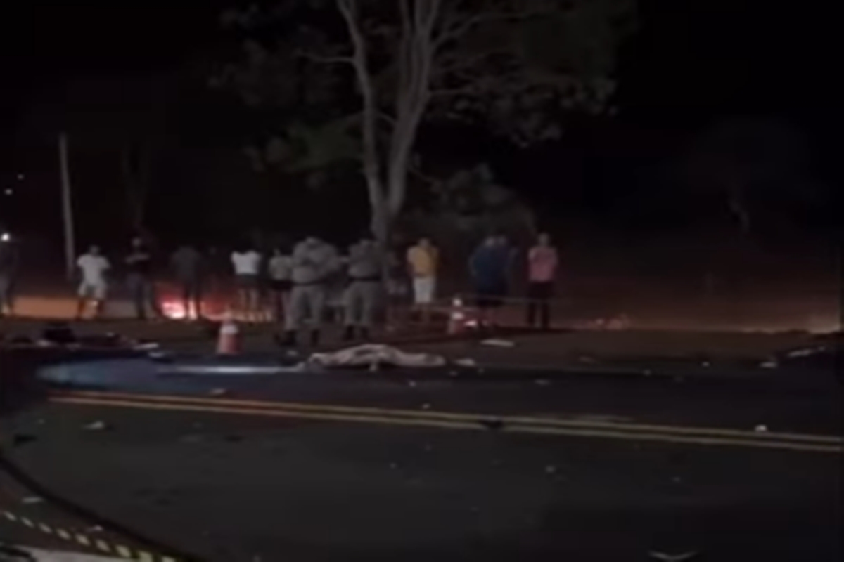 Colisão entre caminhão, carros e moto deixa sete mortos na BR-153