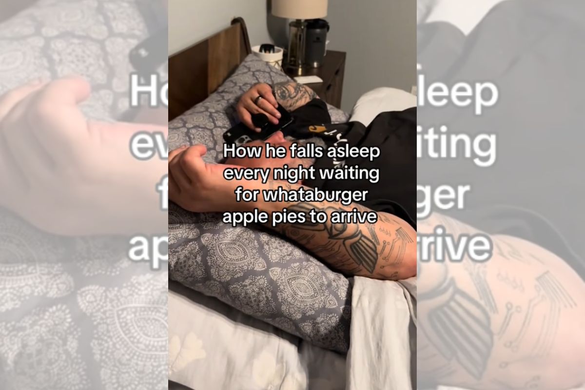 Foto colorida de um homem no telefone - Metrópoles