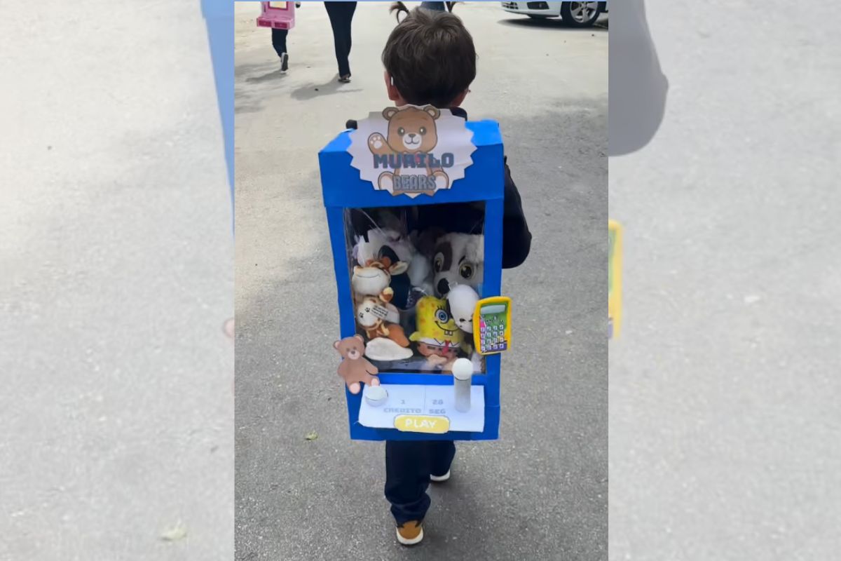 Foto colorida de um menino com uma mochila diferente nas costas - Metrópoles
