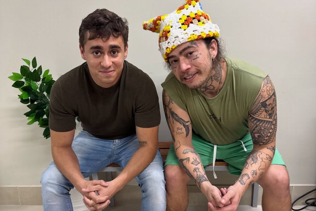 Foto: Nikolas Ferreira e Whindersson posam juntos após troca de farpas