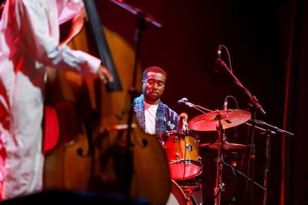 Fotografia colorida mostrando homem tocando bateria-Metrópoles
