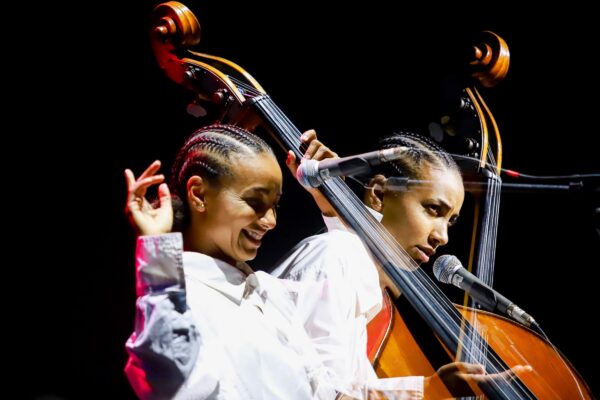 Fotografia colorida cantora negra tocando violoncelo-Metrópoles