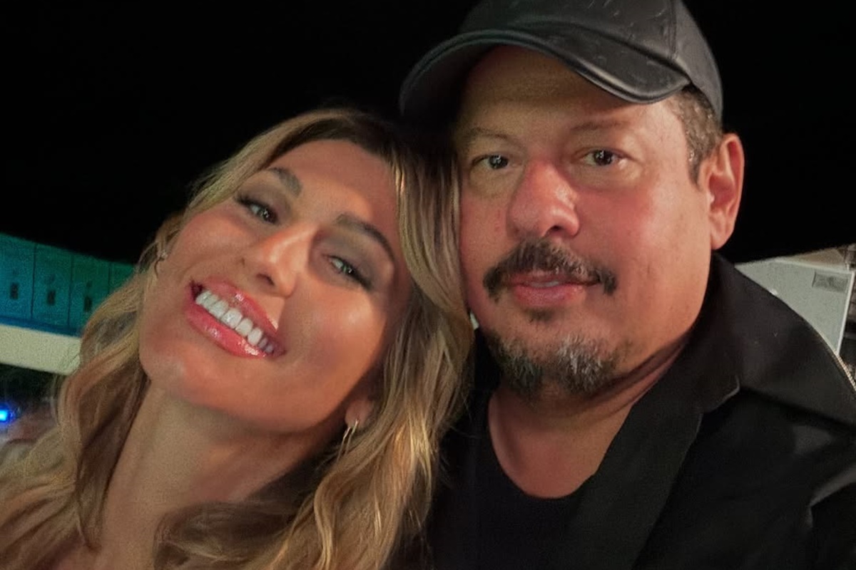 Foto: após rumores de separação, Lívia Andrade posa ao lado do marido