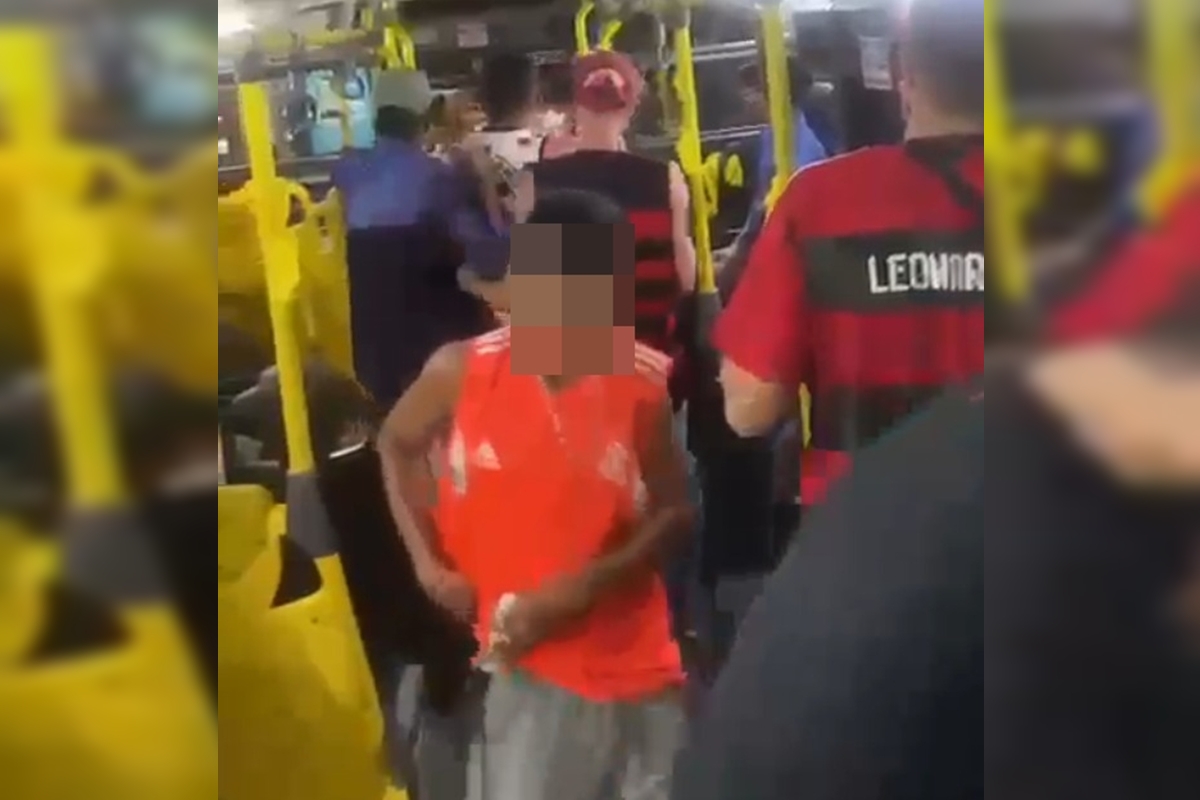 Vascaíno morto em ônibus: vídeo mostra flamenguista guardando faca