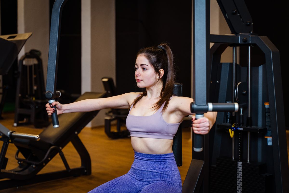 Seios firmes e postura: treino de superiores valoriza a saúde feminina