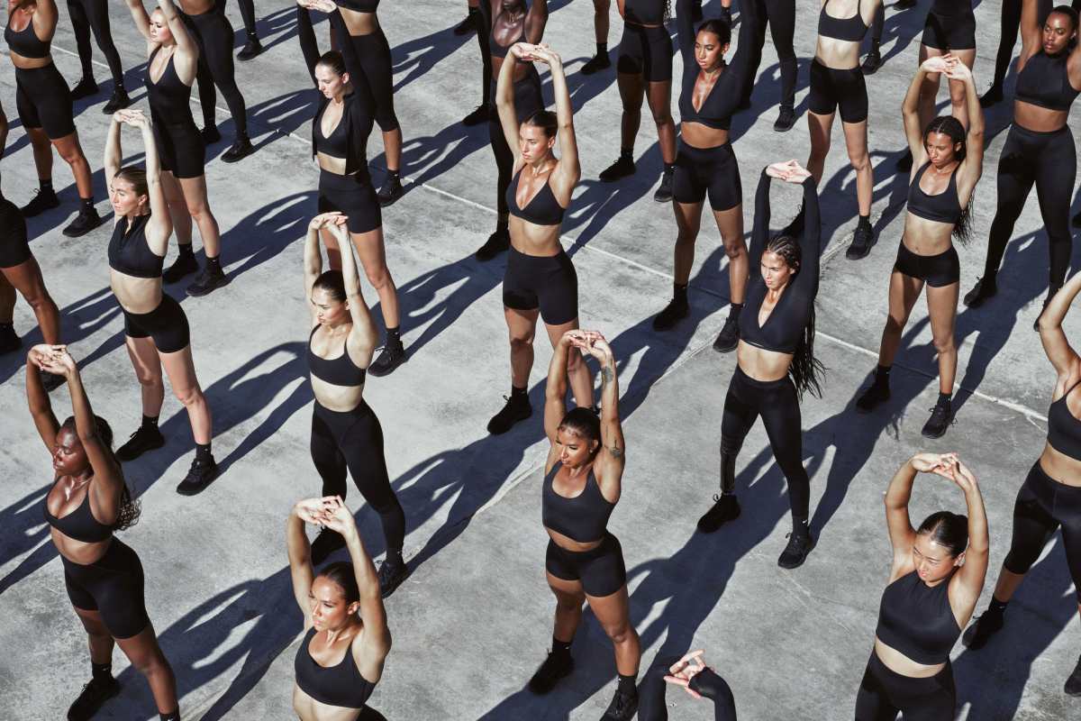 A imagem mostra diversas mulheres reunidas em uma escadaria se exercitando - Metrópoles