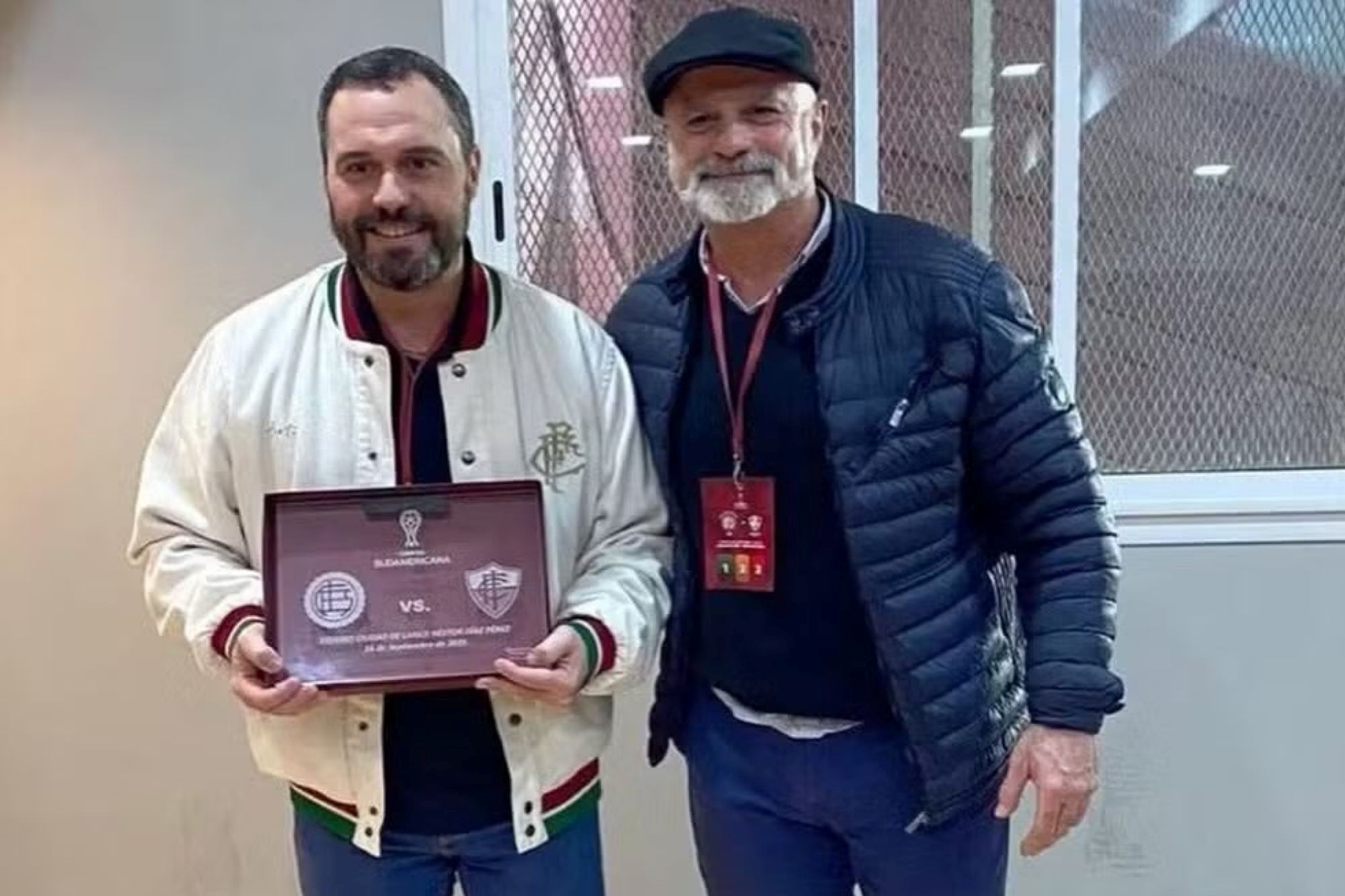 Lanús confunde escudo do Fluminense com o de clube do Acre. Confira