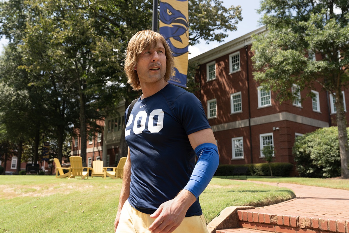 Glen Powell em Chad Powers: O Quarterback, do Disney +