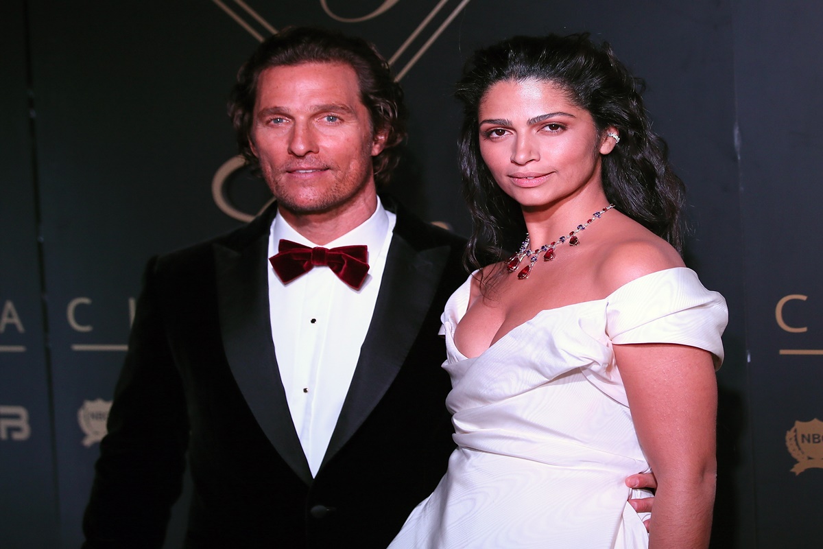 Foto colorida de Matthew McConaughey e sua esposa - Metrópoles