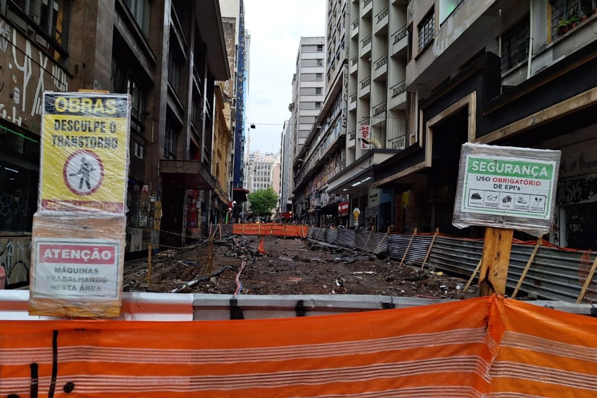 Obra de calçadão na República atrasa e comerciantes relatam prejuízos