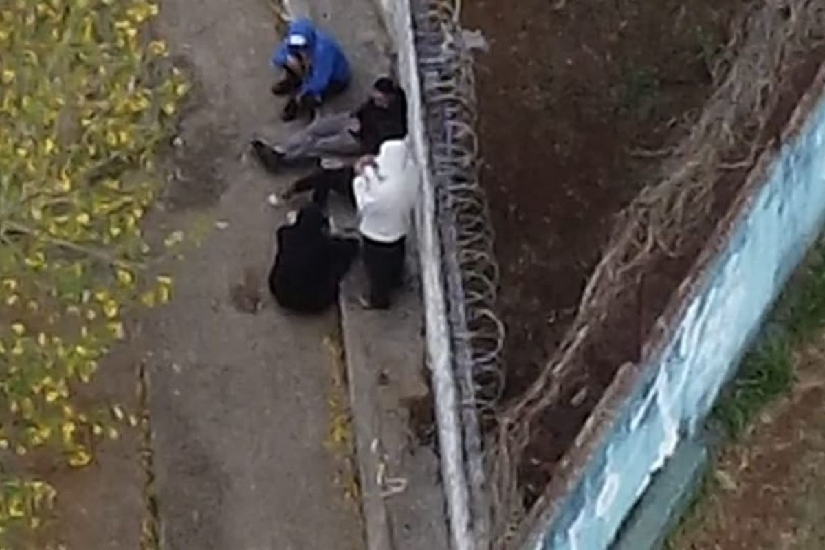 Polícia prende suspeitos de traficar drogas perto de escola em SP