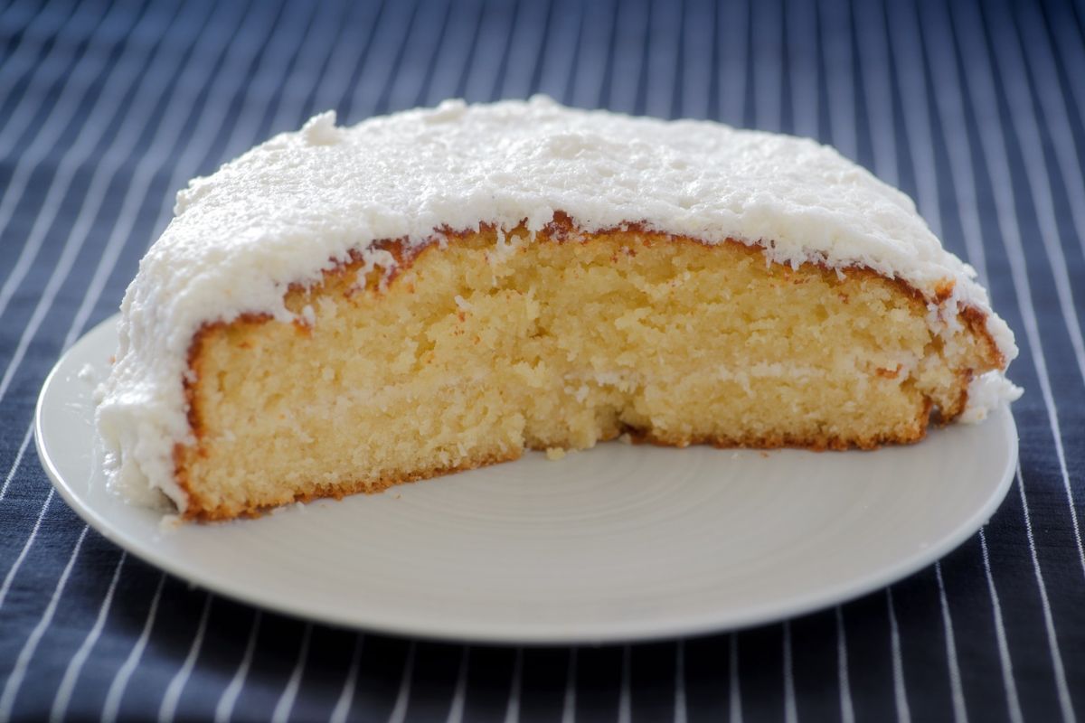 Bolo de coco com abacaxi, sem glúten e sem lactose: leve e saboroso