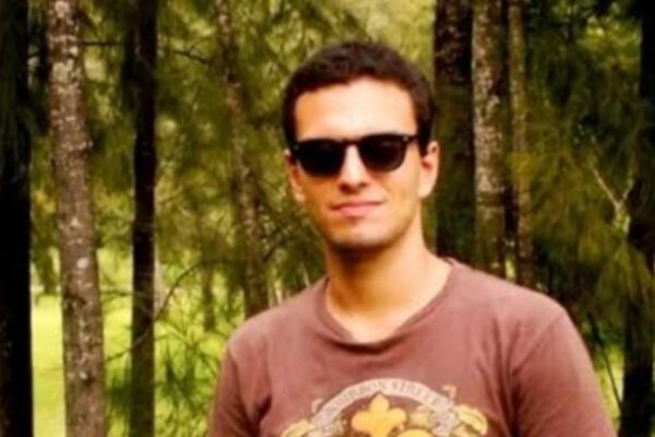 Foto de Rian Brito, neto de Chico Anysio, em uma mata