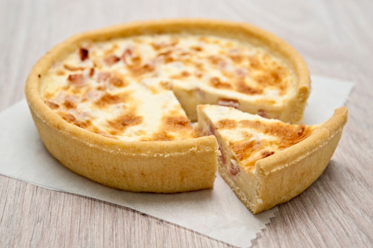 Surpreenda a família com esta torta cremosa de queijo e cebola