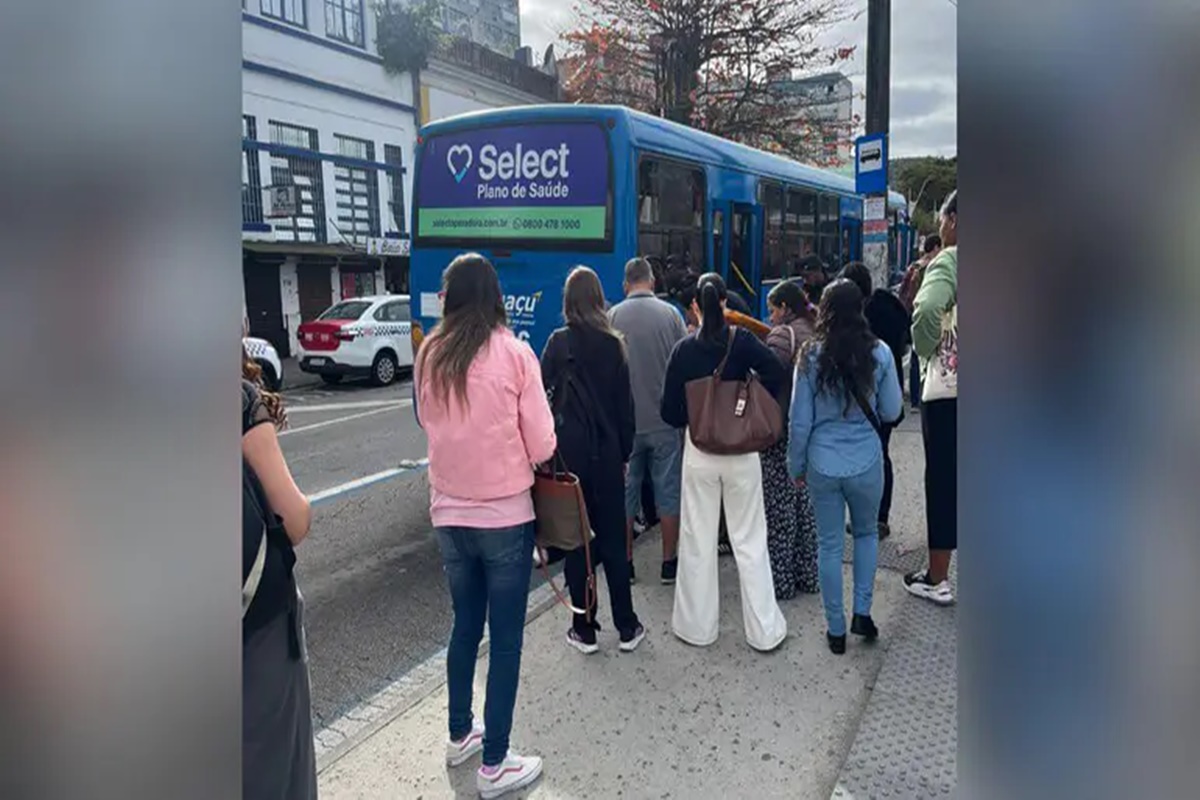 Mulher de 83 anos morre ao se desequilibrar e ser atingida por ônibus