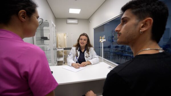 Estudante de Medicina em treinamento prático da Unip