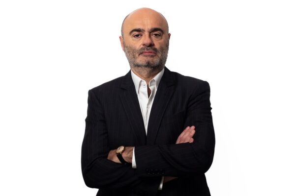 Imagem colorida do colunista do Metrópoles Mario Sabino vestindo terno em frente a um fundo branco
