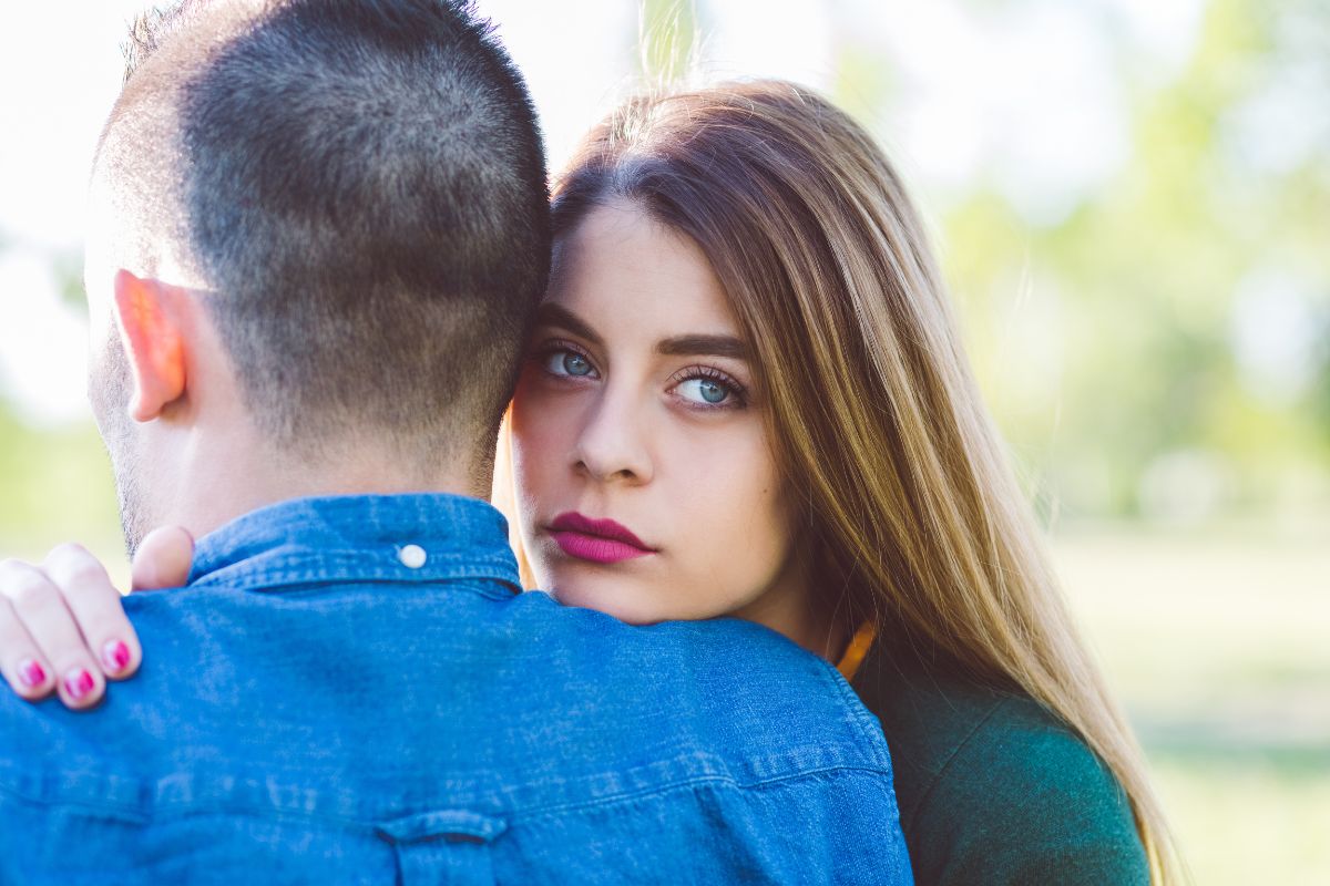 foto colorida casal, mulher olhando para o nada e pensando no amor