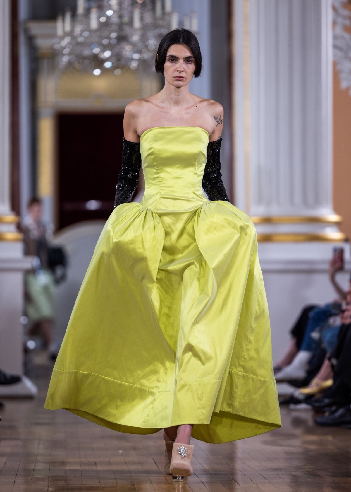 foto com cor. amarelo limão Simone Rocha primavera/verão 2026 - metrópoles