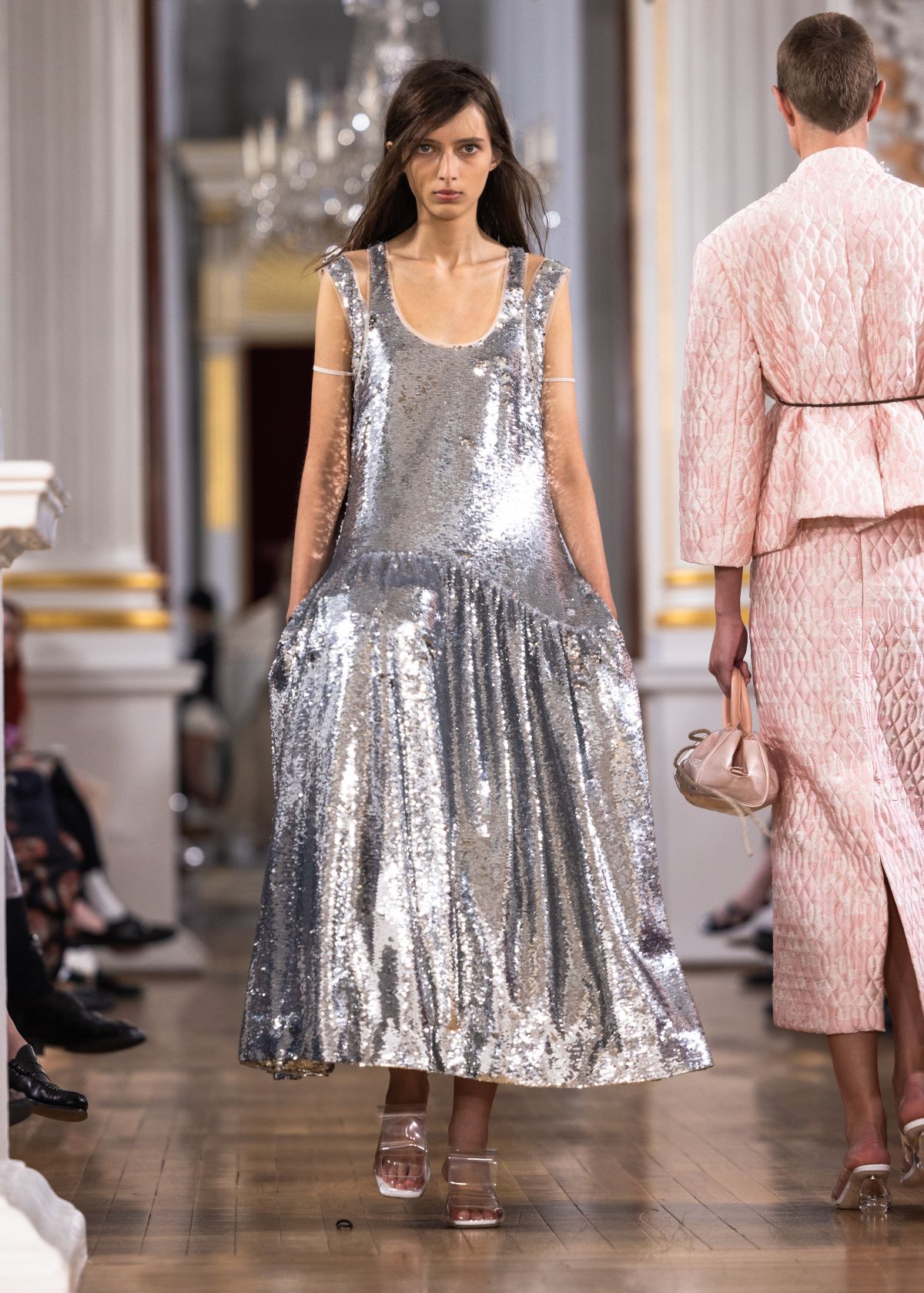 foto com cor. Simone Rocha primavera/verão 2026 - metrópoles