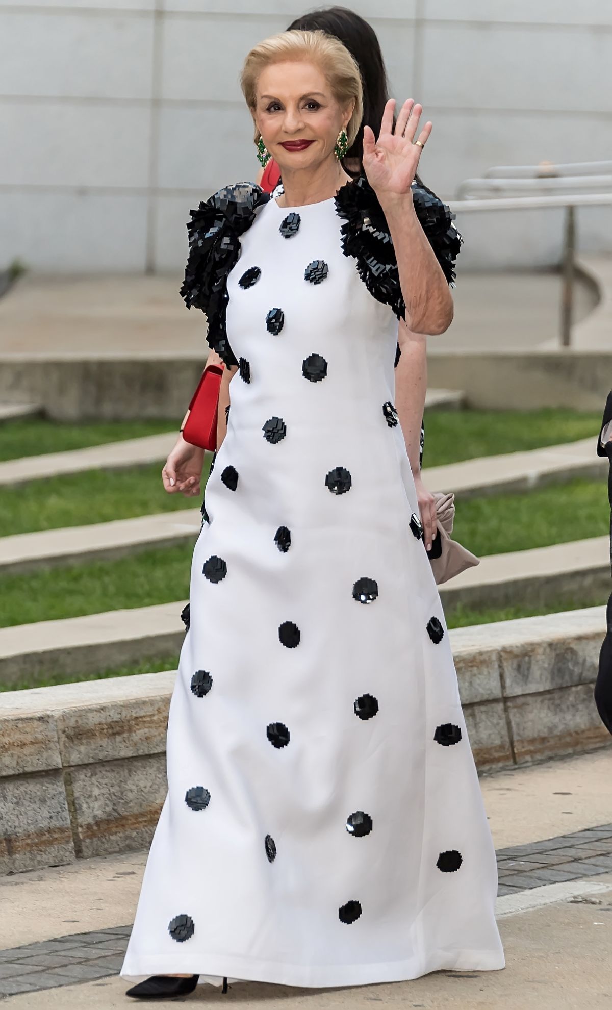 foto com cor. estilista carolina herrera - metrópoles