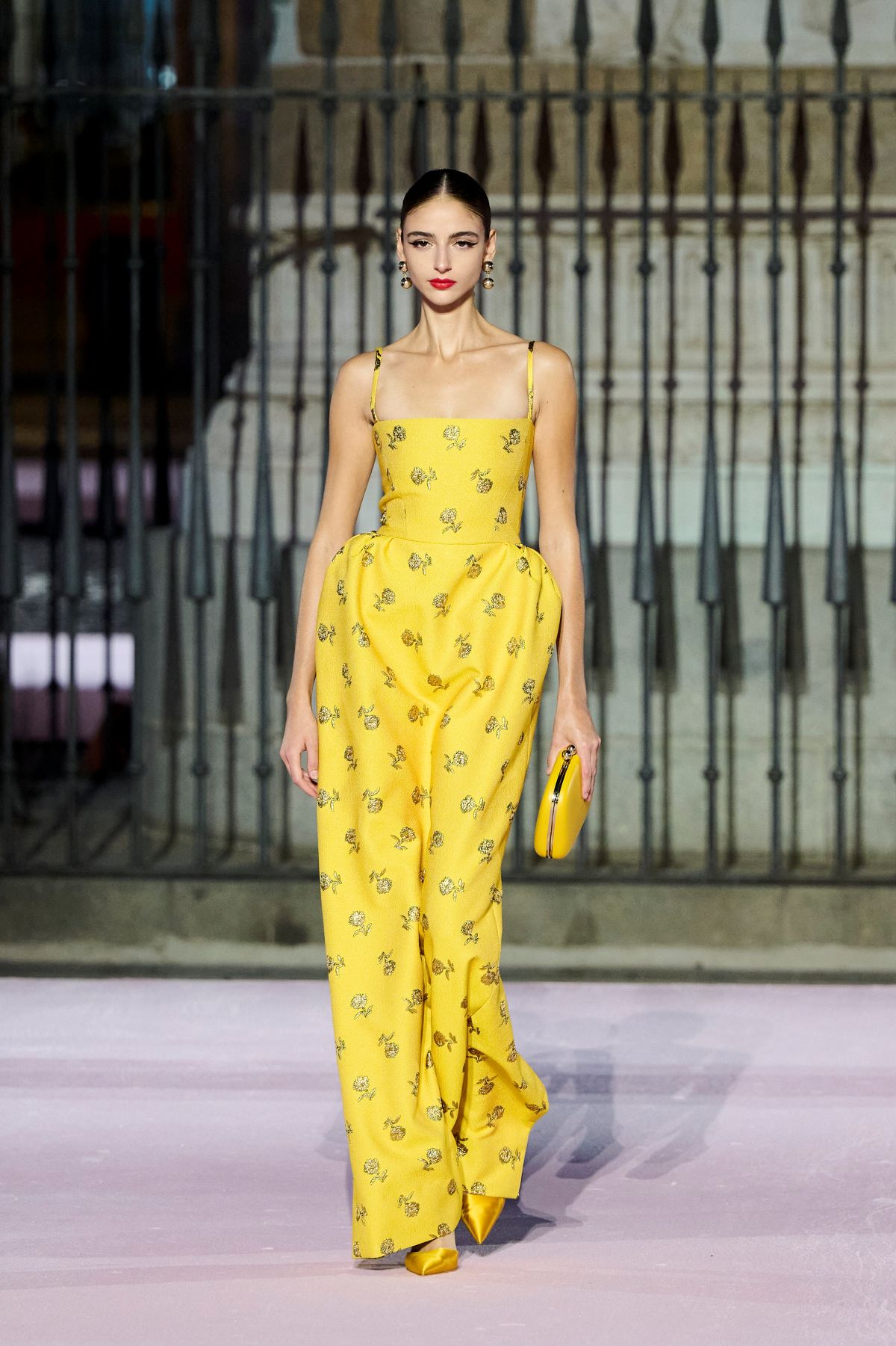 foto com cor. Carolina Herrera primavera/verão 2026 - metrópoles 