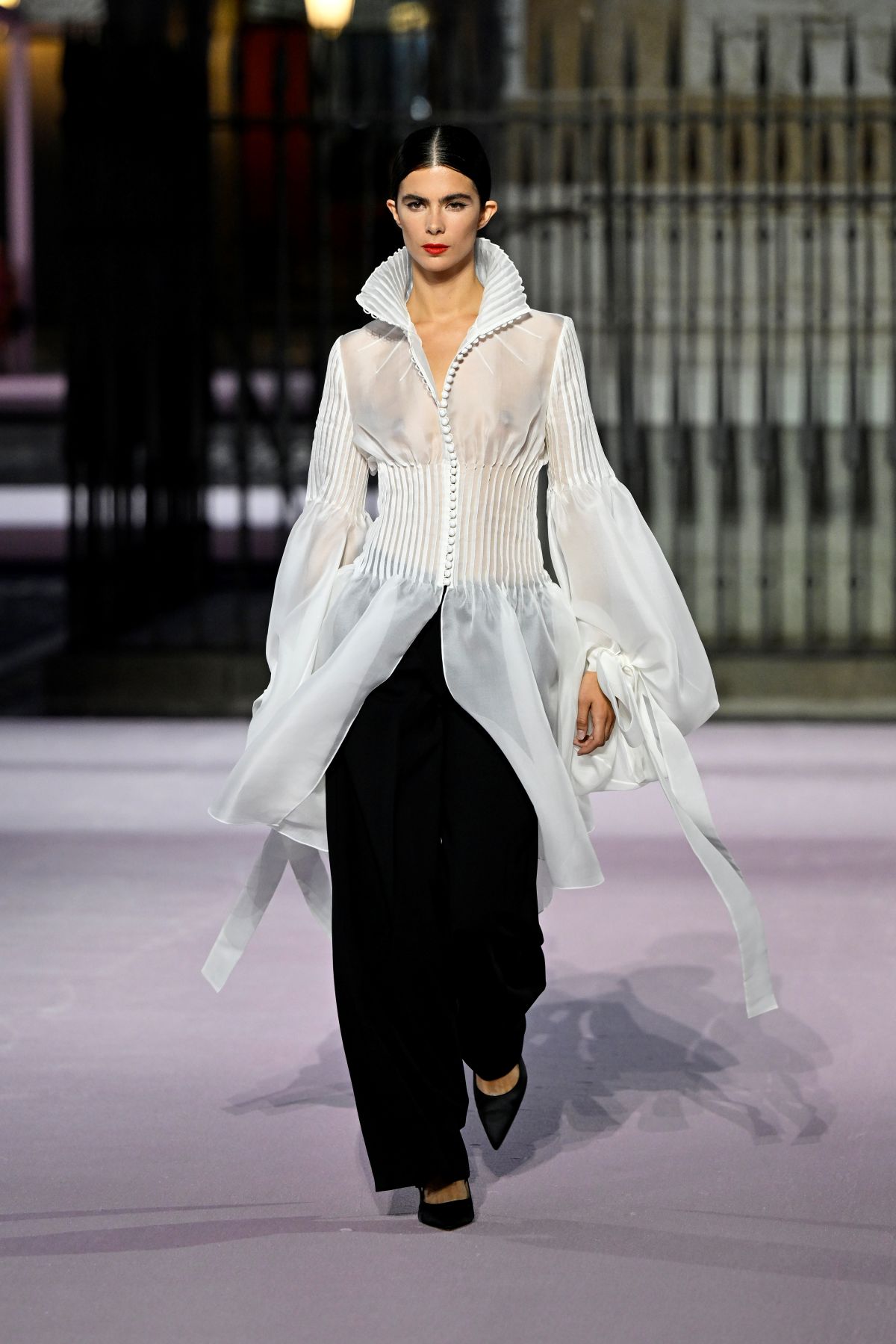 foto com cor. Carolina Herrera primavera/verão 2026 - metrópoles 