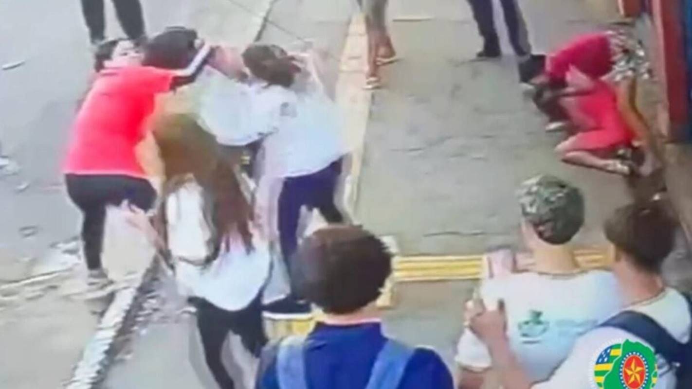 Casal é preso após invadir colégio e agredir mãe de estudante em Goiás