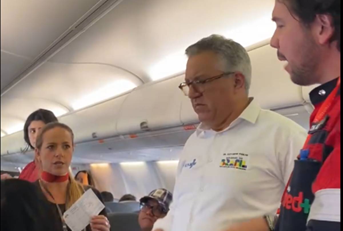Ministro da Saúde socorre passageira que desmaiou em avião; vídeo