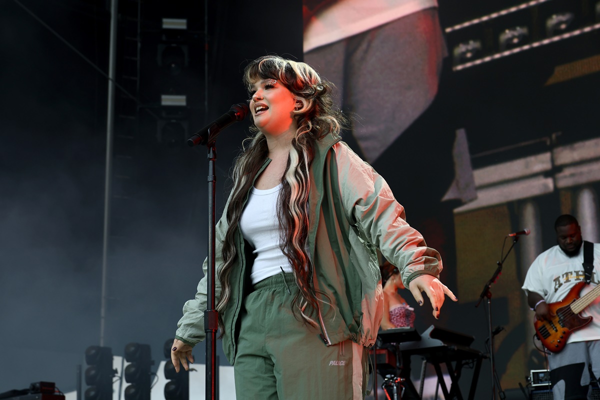 Cantora Lola Young cancela segundo show após desmaiar no palco