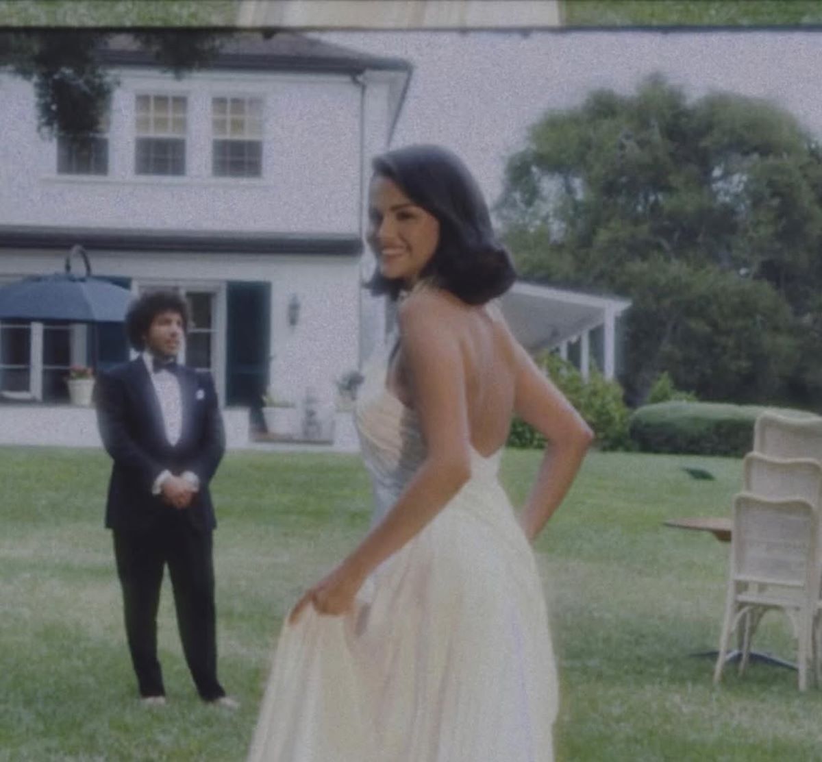 Imagem colorida de Selena Gomez em vestido de noiva