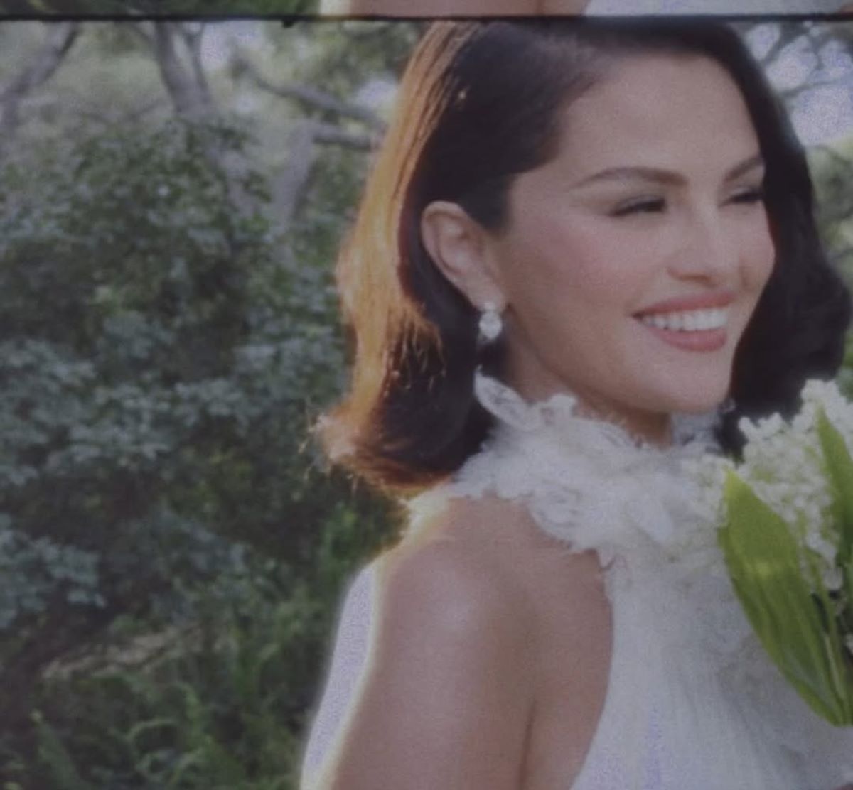 Imagem colorida de Selena Gomez em vestido de noiva