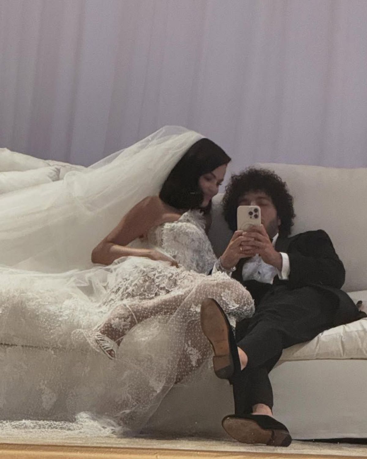 Imagem colorida de Selena em sofá com Benny