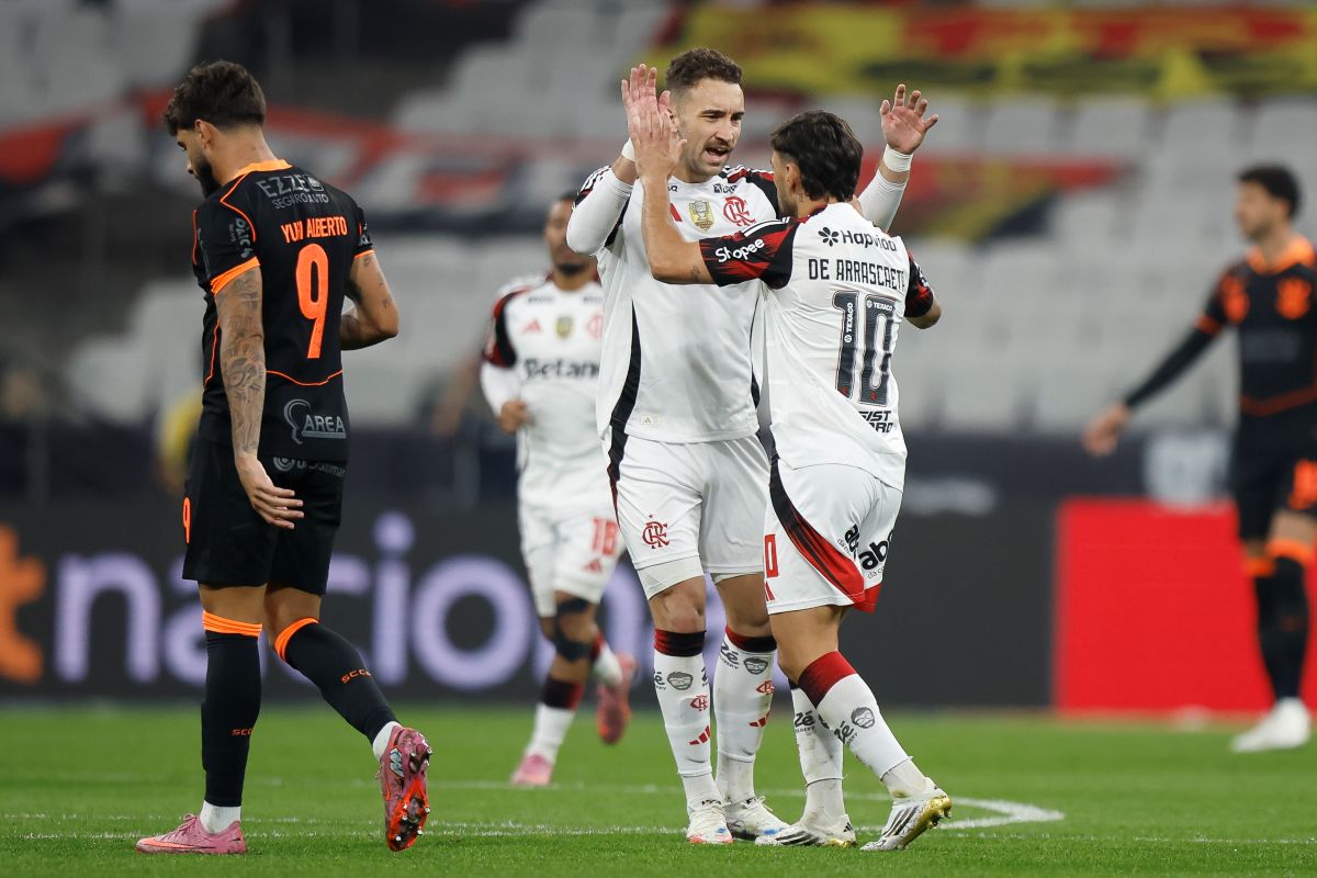 Flamengo vence Corinthians e assume a ponta isolada do Brasileirão!