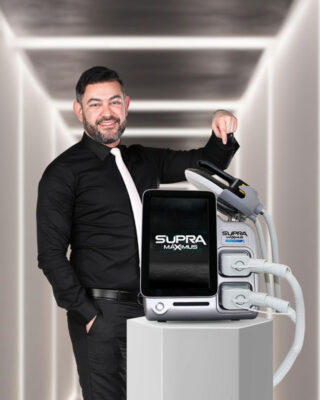 Homem branco meia idade de terno sorrindo
