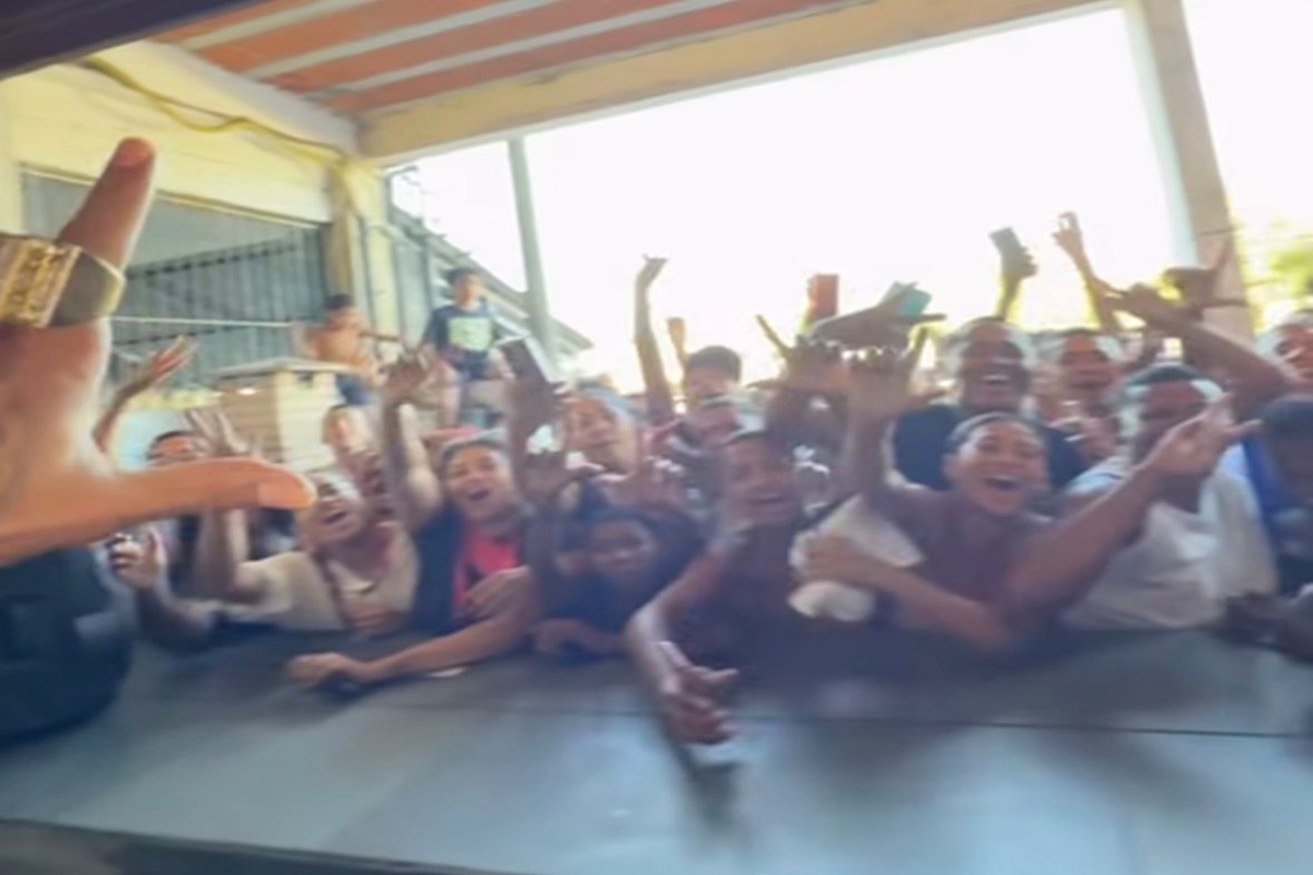 Multidão se reúne na frente de presídio à espera de Oruam. Vídeo