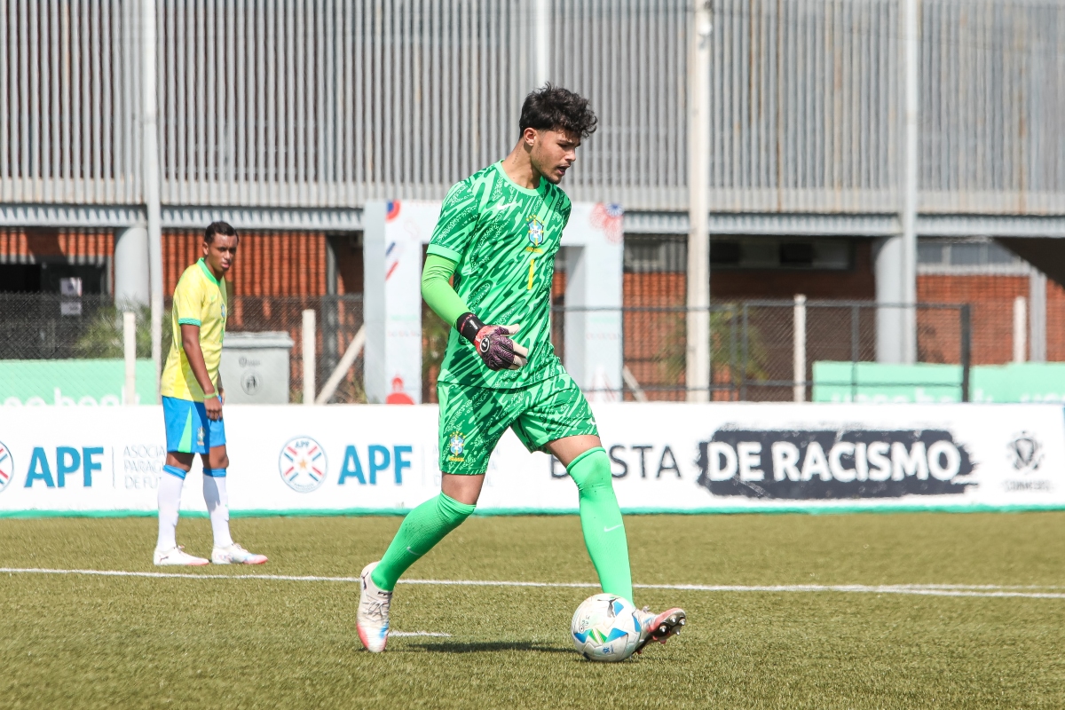 Vídeo: filho do ex-goleiro Bruno pega pênalti em jogo do Brasil