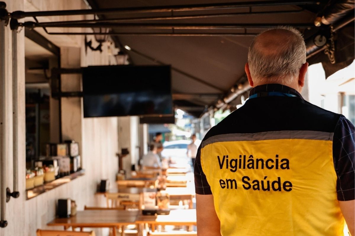 Polícia apreende 117 garrafas de bebida em investigação sobre metanol