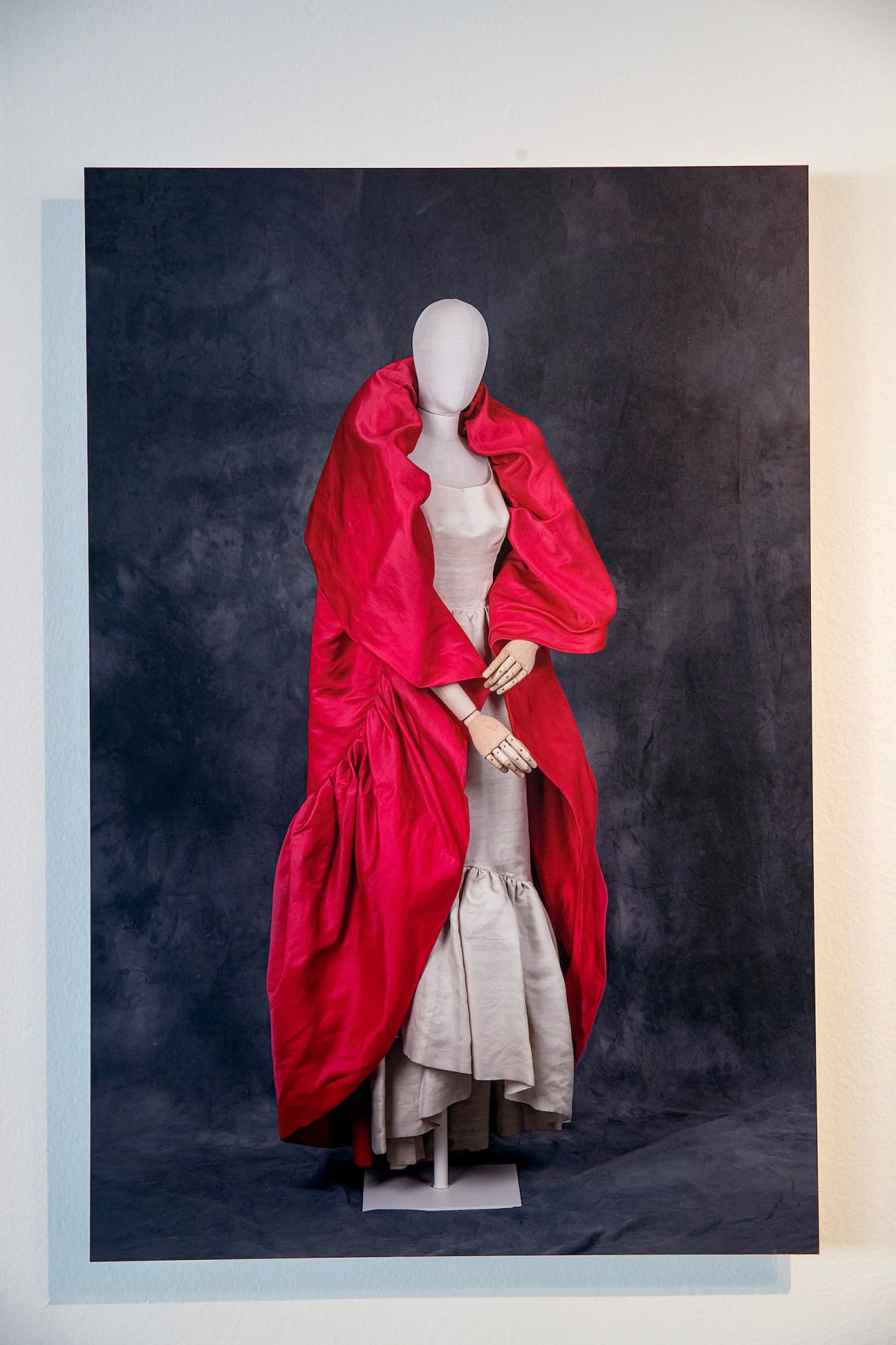 foto com cor. vestido do estilista cristóbal balenciaga - metrópoles