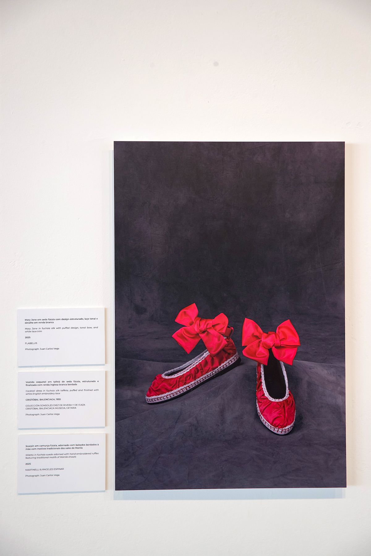 foto com cor. exposição cristóbal balenciaga - metrópoles