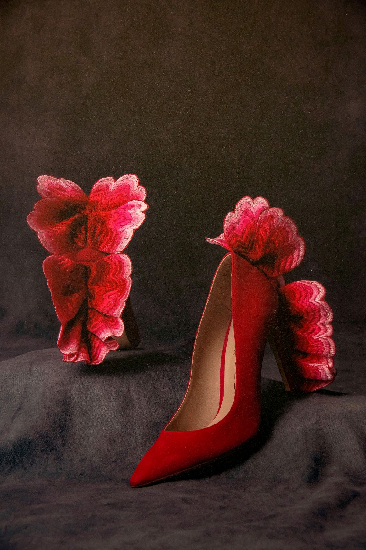 foto com cor. exposição cristóbal balenciaga - metrópoles