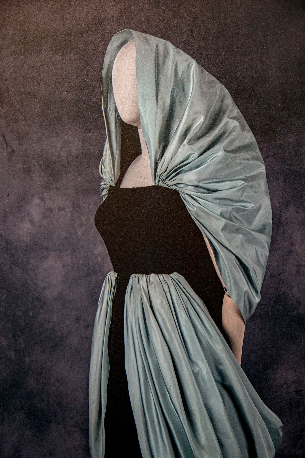 foto com cor. exposição cristóbal balenciaga - metrópoles