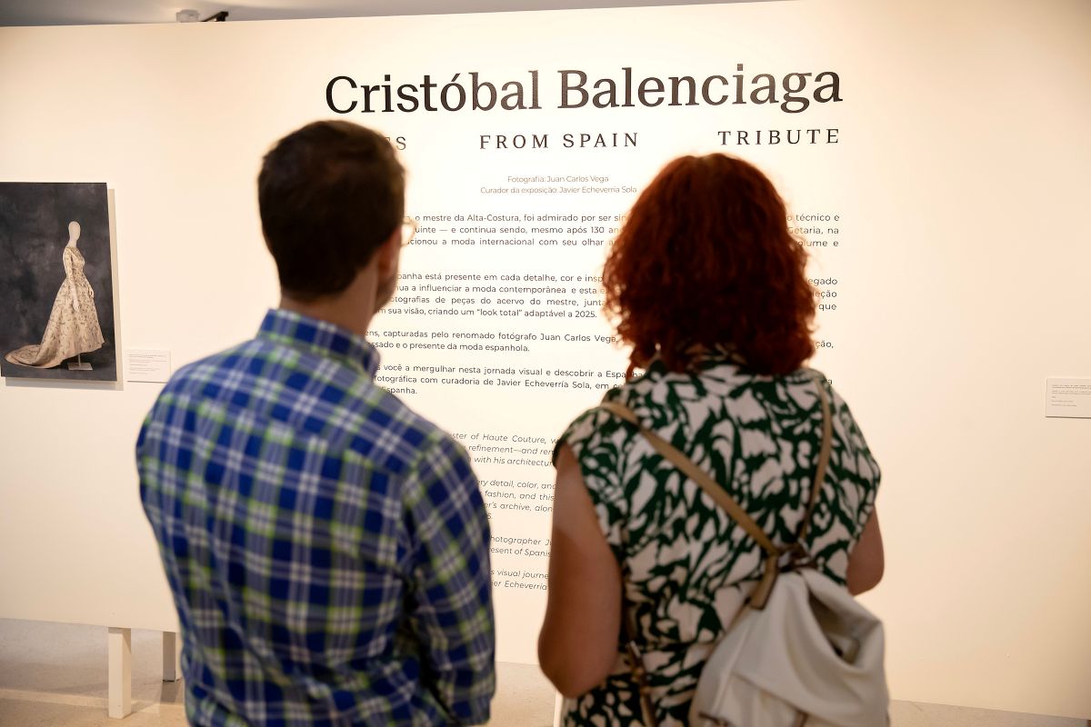 foto com cor. exposição cristóbal balenciaga - metrópoles