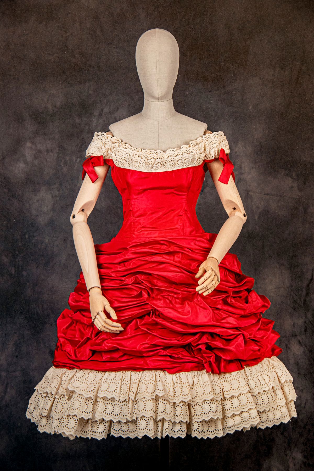 foto com cor. exposição cristóbal balenciaga - metrópoles
