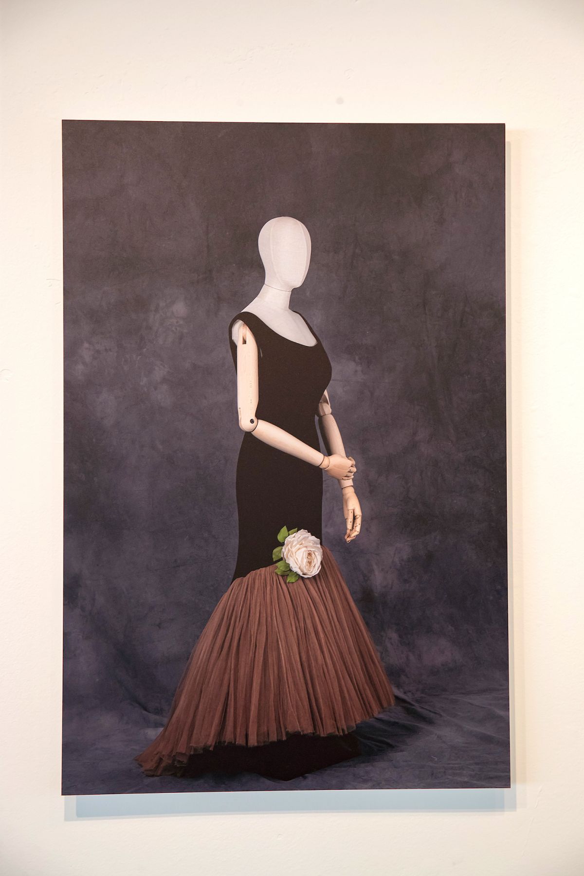 foto com cor. exposição cristóbal balenciaga - metrópoles